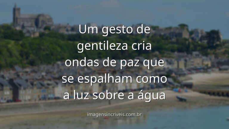 Paisagem serena de um lago espelhado refletindo um céu com nuvens suaves ao amanhecer, evocando um sentimento de paz e tranquilidade.