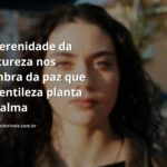 Paisagem serena de um lago calmo refletindo um céu azul claro com nuvens, evocando sentimentos de paz e a tranquilidade da gentileza.