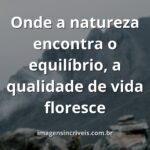 Paisagem serena com céu azul e nuvens refletidas na água calma de um lago, simbolizando a paz e o equilíbrio do Dia Mundial da Qualidade.