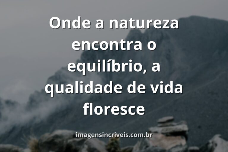 Paisagem serena com céu azul e nuvens refletidas na água calma de um lago, simbolizando a paz e o equilíbrio do Dia Mundial da Qualidade.