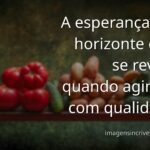 Céu amplo e sereno refletido sobre a superfície calma de um lago, transmitindo um sentimento de esperança, paz e clareza.