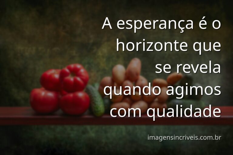 Céu amplo e sereno refletido sobre a superfície calma de um lago, transmitindo um sentimento de esperança, paz e clareza.