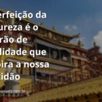Céu majestoso com nuvens douradas refletido sobre a superfície calma da água, inspirando um profundo sentimento de gratidão e paz.