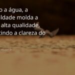 Céu azul e sereno refletido perfeitamente sobre a superfície calma da água, transmitindo paz, humildade e a perfeição da natureza.