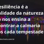 Paisagem serena com céu azul refletido na água cristalina, evocando sentimentos de paz, força e a resiliência da natureza.