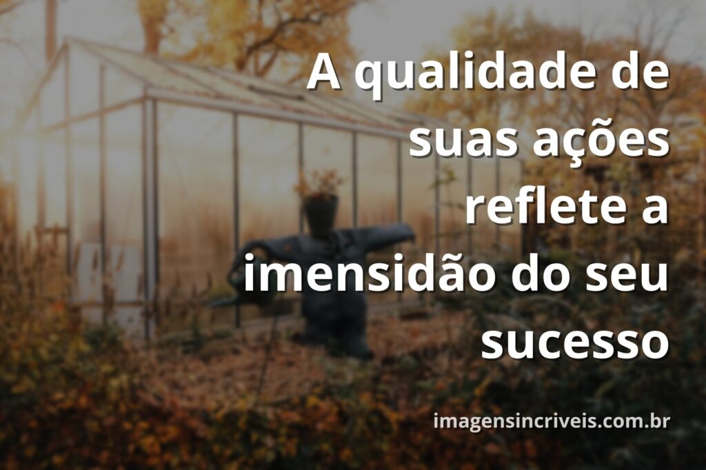 Céu azul claro refletido sobre um lago sereno, com montanhas distantes, transmitindo paz, clareza e a solidez do sucesso.