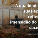 Céu azul claro refletido sobre um lago sereno, com montanhas distantes, transmitindo paz, clareza e a solidez do sucesso.