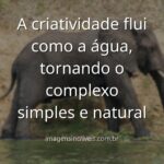 Céu azul e nuvens brancas refletidos perfeitamente na superfície calma de um lago, evocando simplicidade, clareza e a fluidez da criatividade.