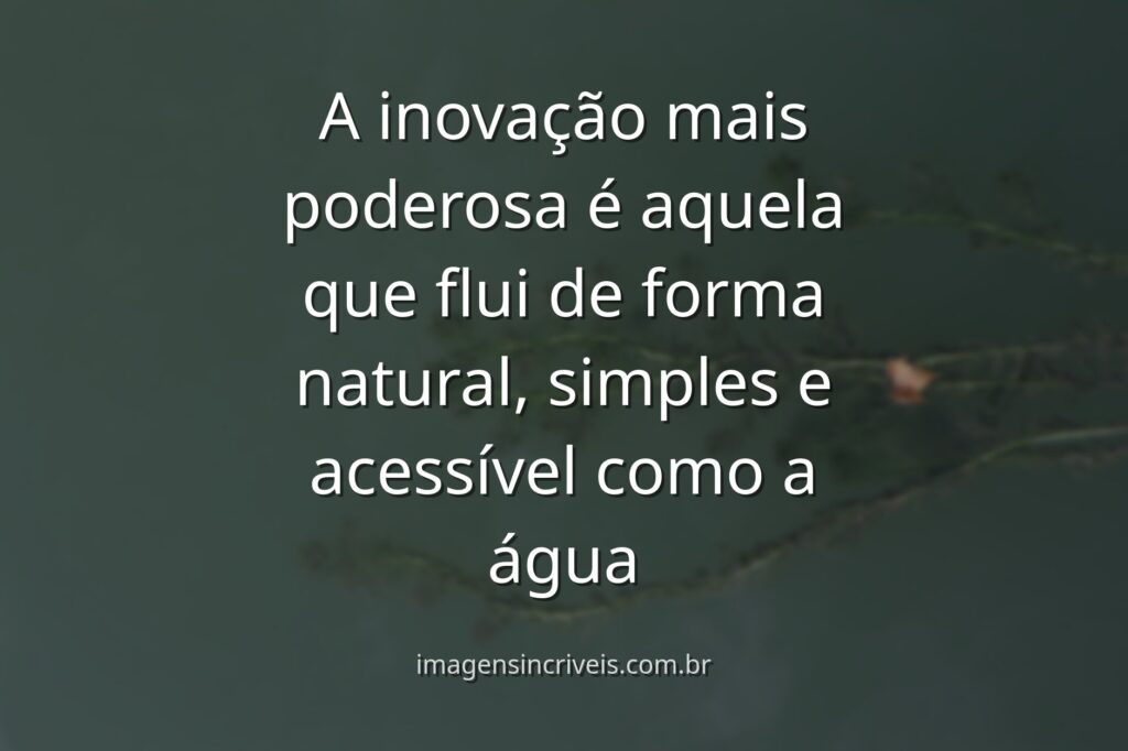 Céu azul e nuvens brancas refletidas perfeitamente na superfície calma de um lago, transmitindo paz e a fluidez da inovação.