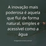 Céu azul e nuvens brancas refletidas perfeitamente na superfície calma de um lago, transmitindo paz e a fluidez da inovação.