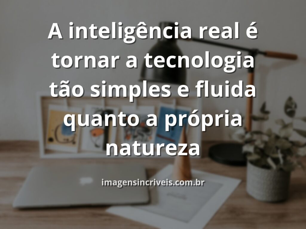 Paisagem serena com céu claro refletido sobre águas calmas, inspirando a clareza e a simplicidade da usabilidade inteligente.