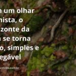 Paisagem serena com um lago calmo refletindo um céu azul vibrante com poucas nuvens, simbolizando a clareza e a paz de uma mente otimista.