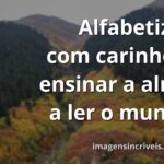 Céu sereno com nuvens suaves refletido na água calma, evocando a paz e a clareza que a alfabetização com carinho proporciona.