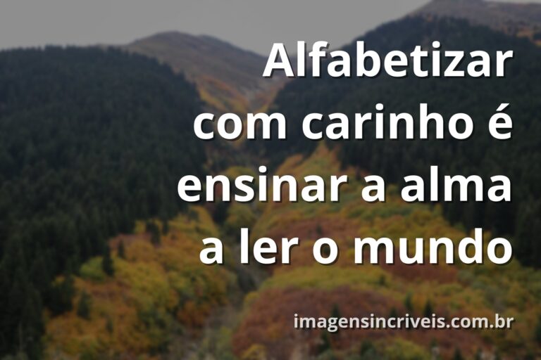 Céu sereno com nuvens suaves refletido na água calma, evocando a paz e a clareza que a alfabetização com carinho proporciona.