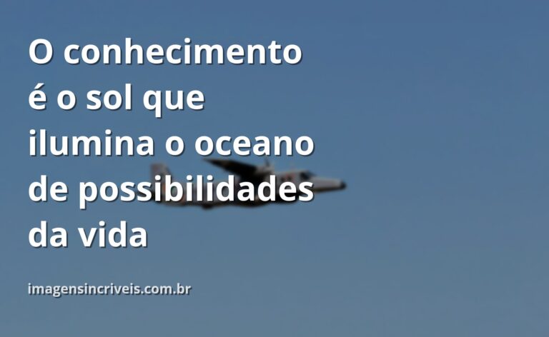 Céu vibrante ao amanhecer sobre um oceano calmo, refletindo a luz solar e evocando a esperança e clareza trazidas pela alfabetização.
