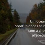 Vasto oceano azul encontrando um céu claro no horizonte, simbolizando as infinitas possibilidades e a prosperidade trazidas pela alfabetização.