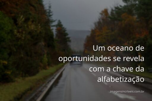 Vasto oceano azul encontrando um céu claro no horizonte, simbolizando as infinitas possibilidades e a prosperidade trazidas pela alfabetização.