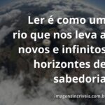 Céu azul com nuvens brancas refletido em águas tranquilas, evocando a paz e a imensidão de oportunidades que a leitura oferece.