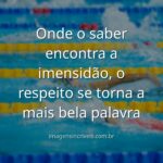 Céu vasto e sereno refletido em águas calmas de um lago, simbolizando a paz e o potencial infinito que a alfabetização e o respeito trazem.