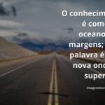 Um vasto oceano encontrando o céu ao amanhecer, evocando a imensidão de possibilidades e a superação trazidas pela alfabetização.