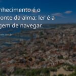 Céu vasto e azul refletido sobre um lago sereno, simbolizando a paz e a imensidão de possibilidades que a alfabetização traz para a autoestima.