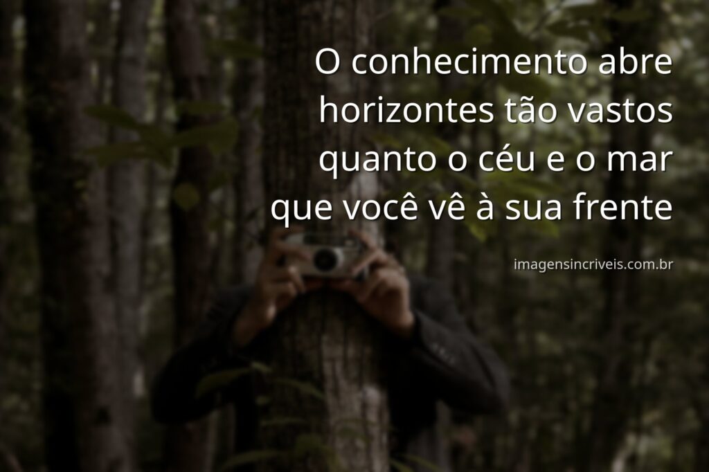 Céu azul e vasto oceano calmo refletindo a luz do sol, inspirando paz e a vastidão do conhecimento a ser explorado nos estudos.