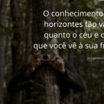 Céu azul e vasto oceano calmo refletindo a luz do sol, inspirando paz e a vastidão do conhecimento a ser explorado nos estudos.