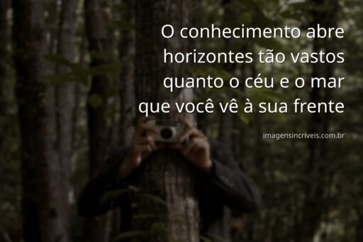 Céu azul e vasto oceano calmo refletindo a luz do sol, inspirando paz e a vastidão do conhecimento a ser explorado nos estudos.