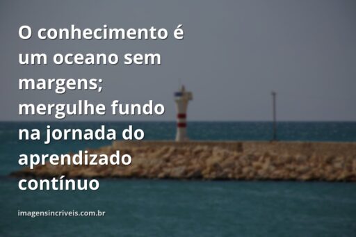 Vasto oceano sob um céu claro, refletindo a infinita jornada do aprendizado e a tranquilidade da sabedoria.