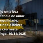 Céu sereno ao entardecer sobre um lago calmo, refletindo cores quentes e transmitindo uma sensação de paz, amor e tranquilidade.
