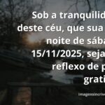 Paisagem serena com céu crepuscular refletido em águas calmas, evocando um sentimento profundo de paz e gratidão.