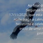 Céu do entardecer refletido em águas calmas de um lago, transmitindo paz e celebração para um recomeço.