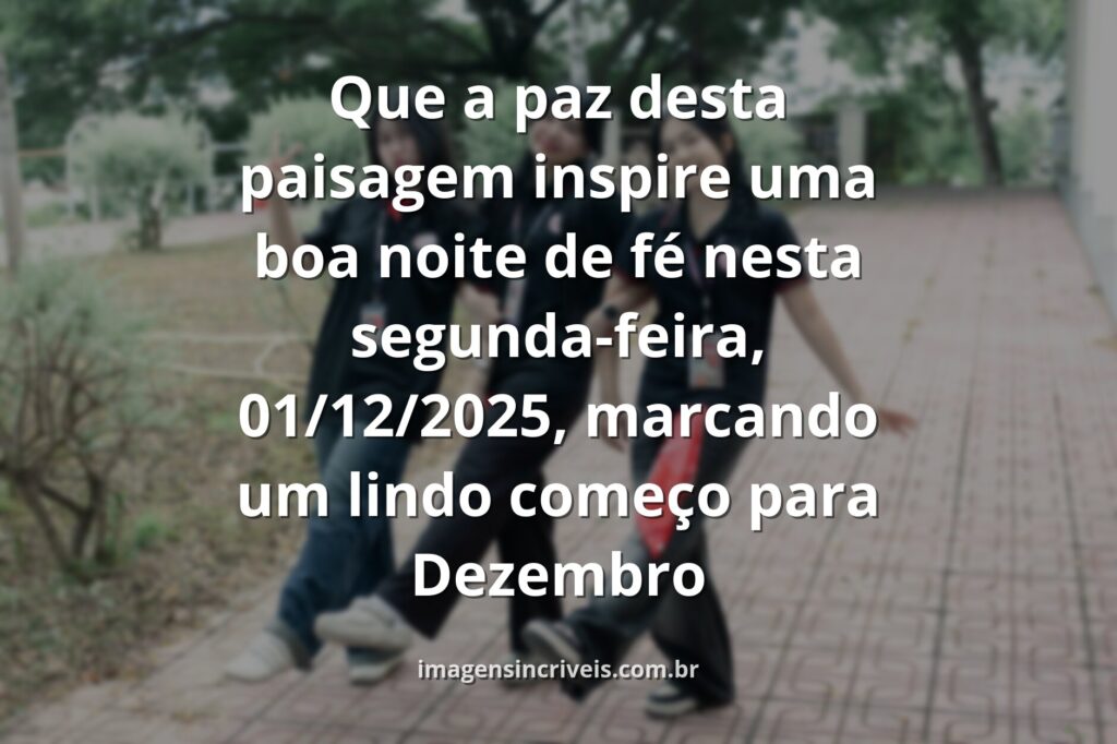Céu noturno estrelado refletido sobre um corpo d'água calmo, evocando um sentimento de paz, fé e esperança no início do mês.