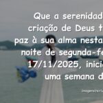 Céu sereno ao entardecer refletido sobre águas calmas, transmitindo a paz de Deus para um começo de semana abençoado.