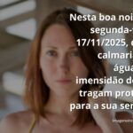 Céu noturno estrelado refletindo sobre um lago calmo, transmitindo uma sensação de paz e proteção para o começo da semana.