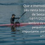Céu noturno estrelado refletindo sobre um lago sereno, evocando sentimentos de paz, humildade e introspecção.