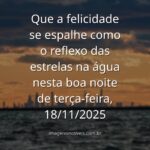 Céu noturno estrelado refletindo sobre a água calma de um lago, transmitindo uma profunda sensação de paz e felicidade.