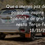 Céu estrelado refletido sobre um lago sereno ao anoitecer, evocando um sentimento profundo de paz e gratidão pela natureza.