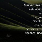 Céu noturno com estrelas e lua suave refletindo sobre um lago tranquilo, evocando um sentimento de paz e reflexão profunda.