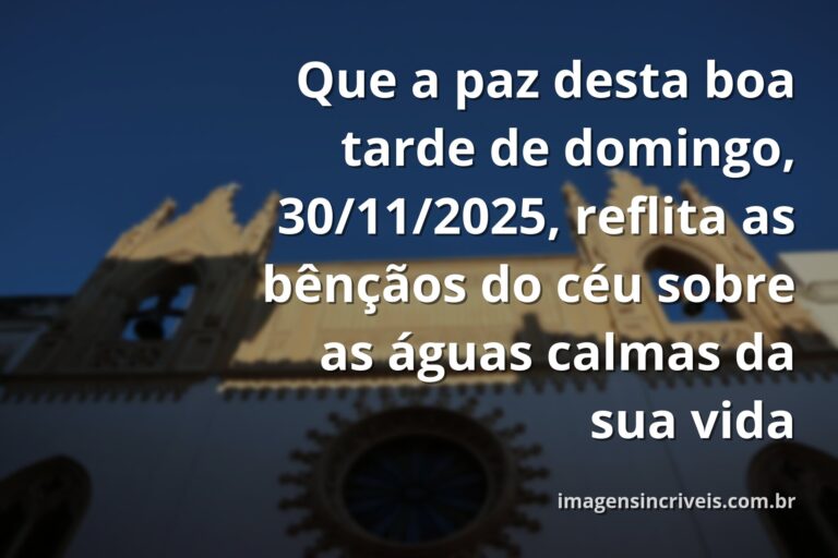 Céu de fim de tarde com nuvens douradas refletido sobre a superfície calma da água, evocando um sentimento de paz e bênção.
