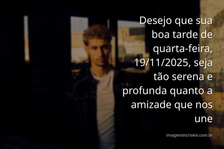 Céu alaranjado reflete em águas calmas de um lago ao entardecer, transmitindo a paz e o calor de uma mensagem de amizade.