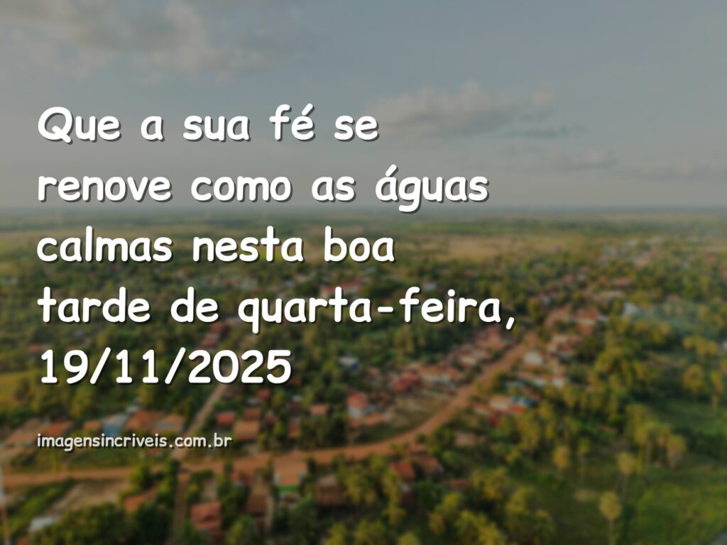 Céu sereno com nuvens douradas refletido em um lago calmo ao entardecer, transmitindo um sentimento de paz e fé.