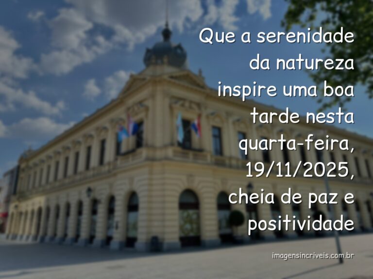 Paisagem serena de um lago refletindo o céu azul com nuvens, evocando um sentimento de paz e positividade para uma tarde de quarta.
