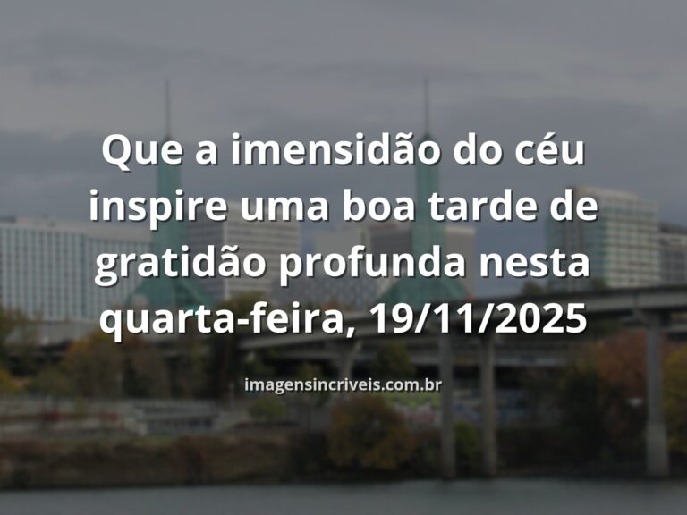 Céu azul com nuvens brancas se refletindo sobre a superfície calma da água, transmitindo uma sensação de paz e gratidão profunda.