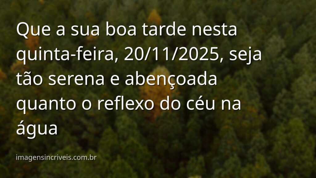 Paisagem serena de um lago refletindo um céu azul com nuvens em uma tarde calma, transmitindo um sentimento de paz e bênção.