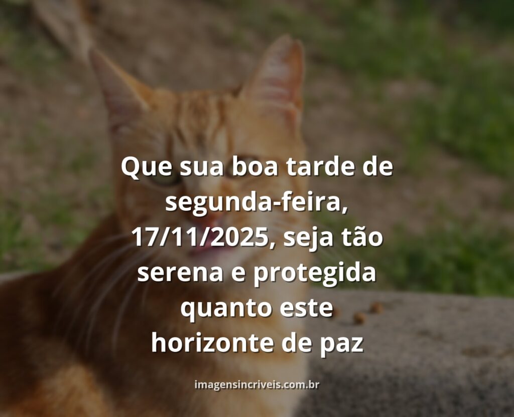 Céu azul com nuvens brancas refletido em água calma, com vegetação ao fundo, transmitindo paz e proteção para o início da semana.