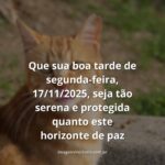 Céu azul com nuvens brancas refletido em água calma, com vegetação ao fundo, transmitindo paz e proteção para o início da semana.