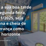 Céu com nuvens suaves refletido em um lago calmo, transmitindo uma sensação de paz, esperança e um novo começo de semana.