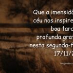 Céu azul com nuvens brancas refletido em águas calmas de um lago, transmitindo paz e gratidão profunda em uma tarde serena.