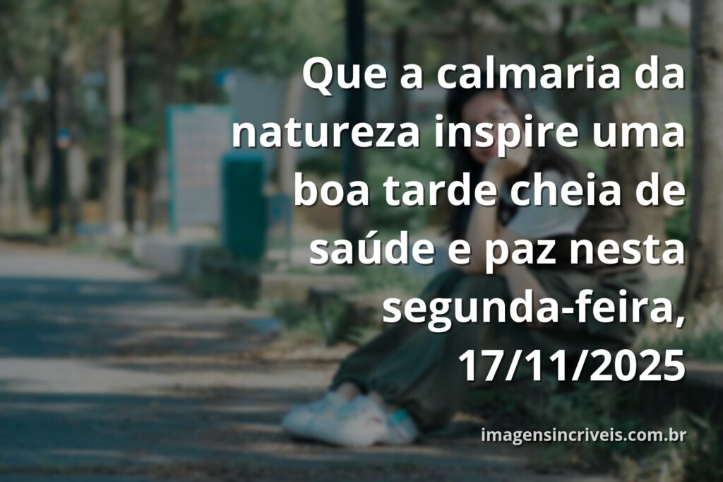 Paisagem serena com céu azul e nuvens brancas refletidas em águas calmas, evocando paz e saúde para o início da semana.